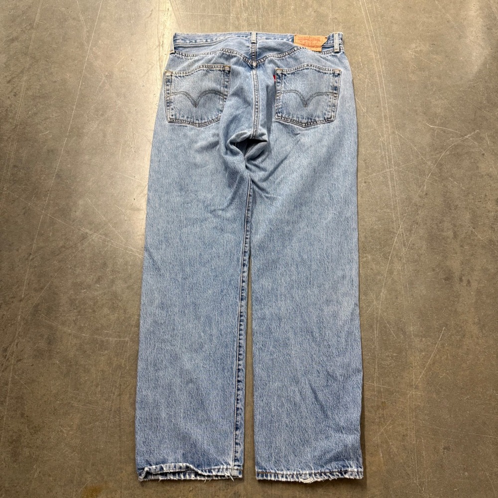 Vintage Levis 501 Original Fit Jeans Mens 36x32 Light Wash Blue Denim Button Fly